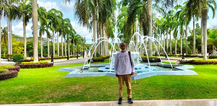 Keindahan Taman di Masjid Jami Bolkiah Brunei