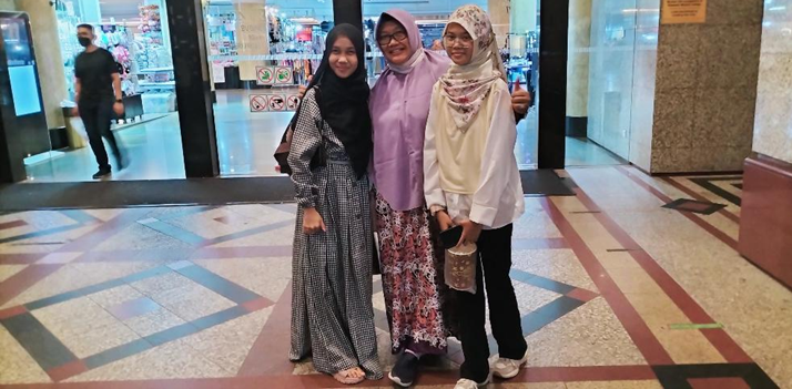 Sri Ratna dan Putri Ustadz Hatak Sri Ratna dan Putri Ustadz Hatak